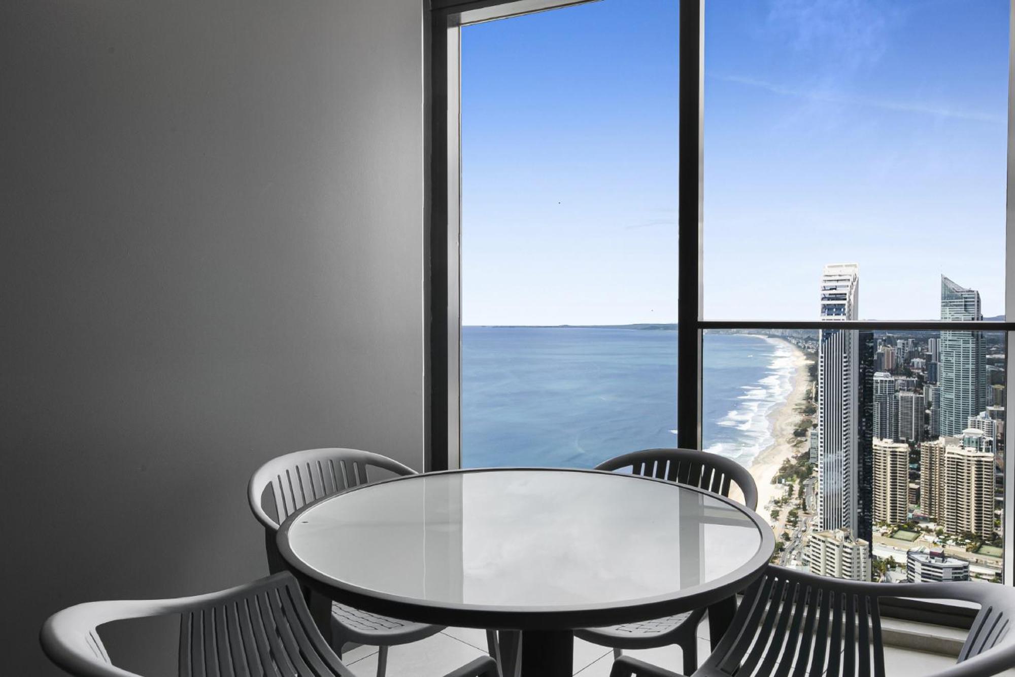 Oceanfront 2-bed With Spectacular View, Pool & Gym Apartment *